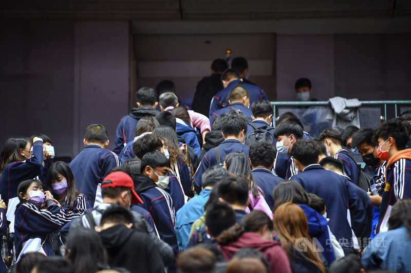109學年度HBL高中籃球聯賽總決賽6日在台北小巨蛋展開,今年每場賽事結束後都會清場,讓更多球迷可以進場看球賽。圖為球迷於賽後魚貫出場。中央社記者王飛華攝 110年3月6日
