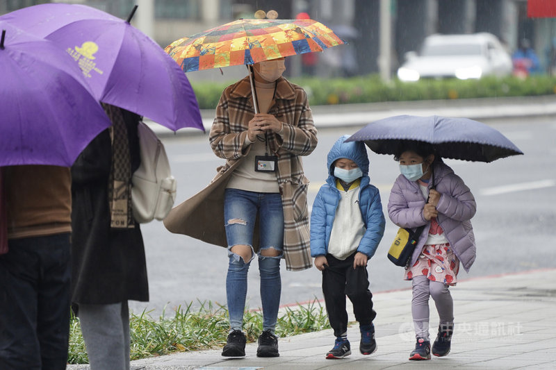 氣象專家吳德榮表示,6日下午到7日清晨受鋒面雲系影響,中部以北、東半部將有局部陣雨、伴隨零星閃電,並有較大雨勢。圖為午後台北街頭民眾撐傘避雨。中央社記者徐肇昌攝 110年3月6日