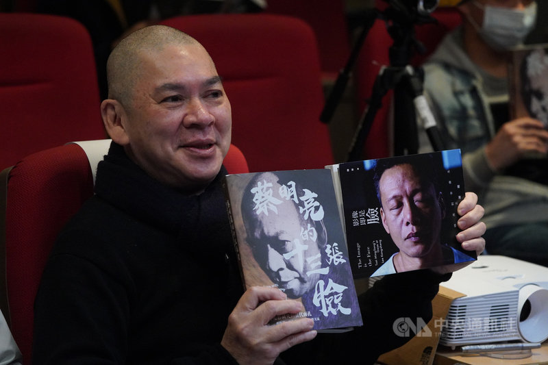 「閱讀蔡明亮的影像與咖啡」新書導讀講座6日在國家電影及視聽文化中心舉行,導演蔡明亮出席與會,拿著講座兩本主題書籍留影。中央社記者徐肇昌攝 110年3月6日