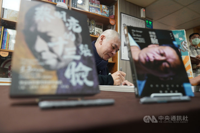 「閱讀蔡明亮的影像與咖啡」新書導讀講座6日在國家電影及視聽文化中心舉行,會中分享記述關於導演蔡明亮(中)的兩本新書,蔡明亮本人也出席與會,為書迷朋友簽書紀念。中央社記者徐肇昌攝 110年3月6日