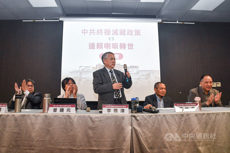 台灣圖博之友會6日邀請真理大學宗教文化與資訊管理學系教授張家麟(左起)、華人民主書院董事會主席曾建元、政大國發所教授李酉潭、前台灣西藏交流基金會副秘書長翁仕杰、達賴喇嘛西藏宗教基金會董事長跋熱.達瓦才仁等人座談,探討中共以政治力介入宗教,企圖滅絕圖博(西藏)民族文化的情形。中央社記者鄭清元攝 110年3月6日
