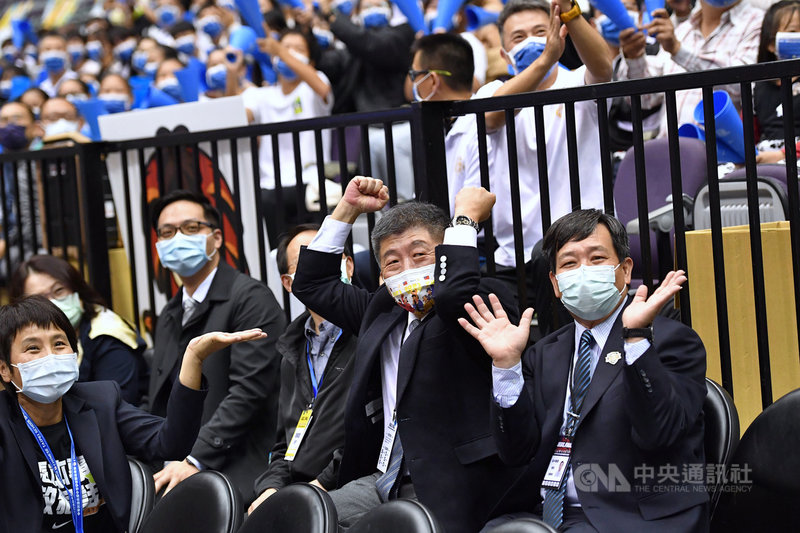109學年度HBL高中籃球聯賽總決賽6日在台北小巨蛋登場,衛福部長陳時中(前右2)下午現身,在登上球場大螢幕時,開心高舉雙手歡呼。中央社記者王飛華攝 110年3月6日
