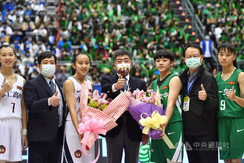 109學年度HBL高中籃球聯賽總決賽6日在台北登場,衛福部長陳時中(中)下午現身為比賽開球,參賽球隊永仁高中與北一女中也由隊長代表獻花,感謝防疫期間部長的付出與辛勞。中央社記者王飛華攝 110年3月6日