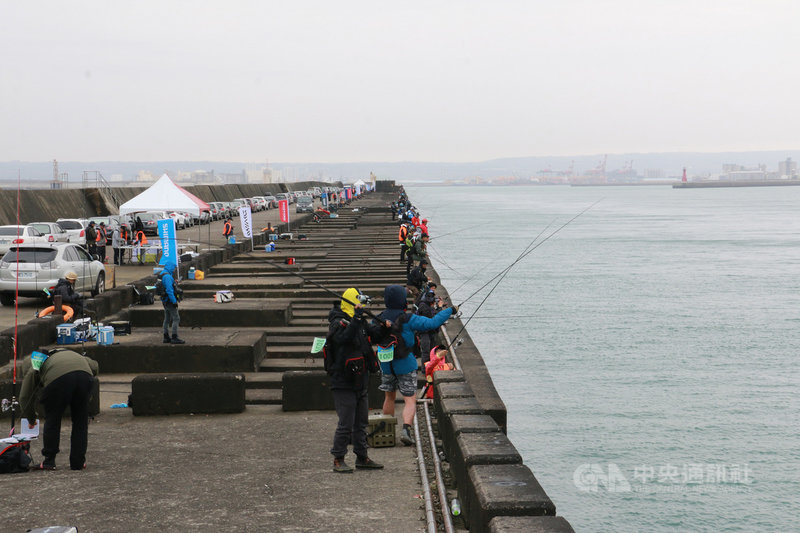 台中港北堤為全台第一個海釣示範區,6日舉辦首屆海洋盃全國友善釣魚交流賽,吸引逾300名釣客參加。(立法院副院長蔡其昌辦公室提供)中央社記者蘇木春傳真 110年3月6日