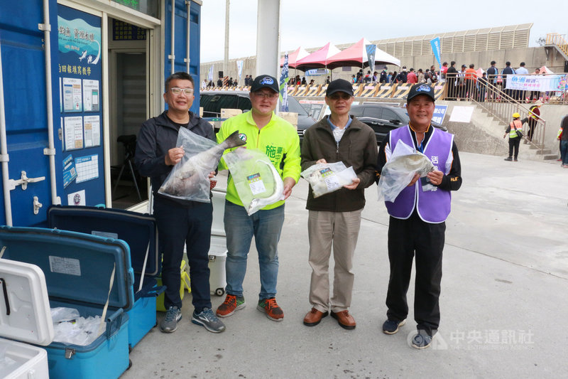 台中港北堤海釣示範區6日舉辦全國友善釣魚交流賽,立法院副院長蔡其昌(左)也到場,並肯定北堤示範區的經營管理成效,歡迎其他縣市一同跟進。(立法院副院長蔡其昌辦公室提供)中央社記者蘇木春傳真 110年3月6日