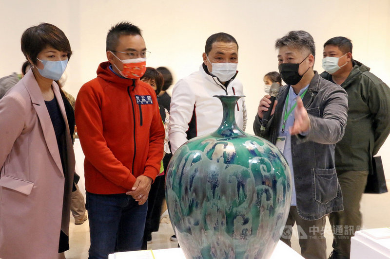 「工藝之華-新北市台灣工藝之家」聯展6日在新北市藝文中心舉辦開幕式,工藝師蘇正立(前右)向市長侯友宜(前右2)、文化局長龔雅雯(前左)、國民黨立委洪孟楷(前左2)介紹展出的陶藝作品。(新北市文化局提供)中央社記者黃旭昇新北市傳真 110年3月6日