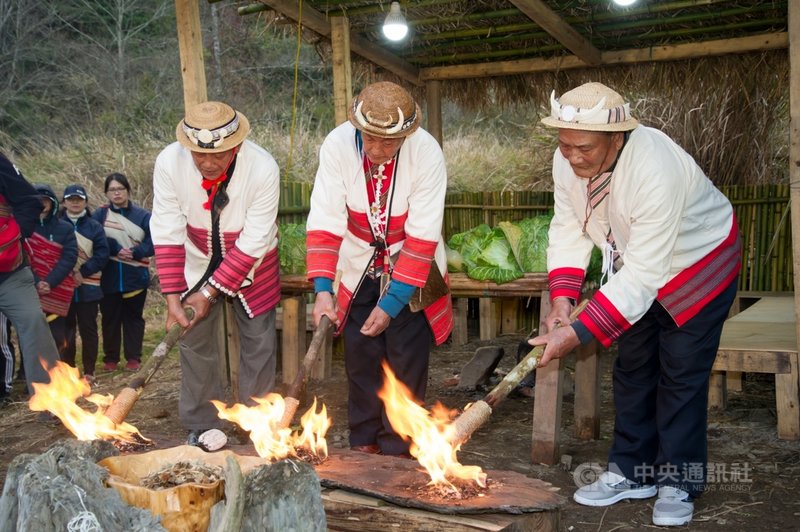 110年全國原住民族運動會聖火6日在宜蘭與台中交界附近的思源埡口,以打火石取火方式點燃,宣告賽事將在宜蘭登場。(宜蘭縣政府提供)中央社記者沈如峰宜蘭縣傳真 110年3月6日