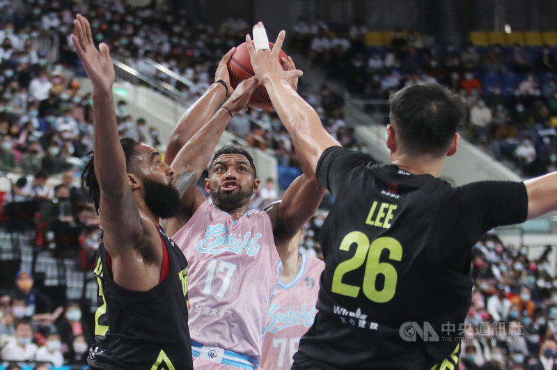 台灣職籃聯盟P. LEAGUE+(簡稱PLG)6日在台北和平籃球館進行台北富邦勇士隊與福爾摩沙台新夢想家隊的比賽,富邦洋將辛特力(Michael Singletary)(中)強攻夢想家禁區搶分。中央社記者張新偉攝 110年3月6日