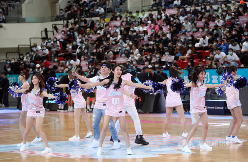 台灣職籃聯盟P. LEAGUE+(簡稱PLG)台北富邦勇士隊本週在主場舉辦「Ladies & Braves女孩主題週」,球員與啦啦隊Fubon Angels皆穿起粉色系主題球衣。中央社記者張新偉攝 110年3月6日