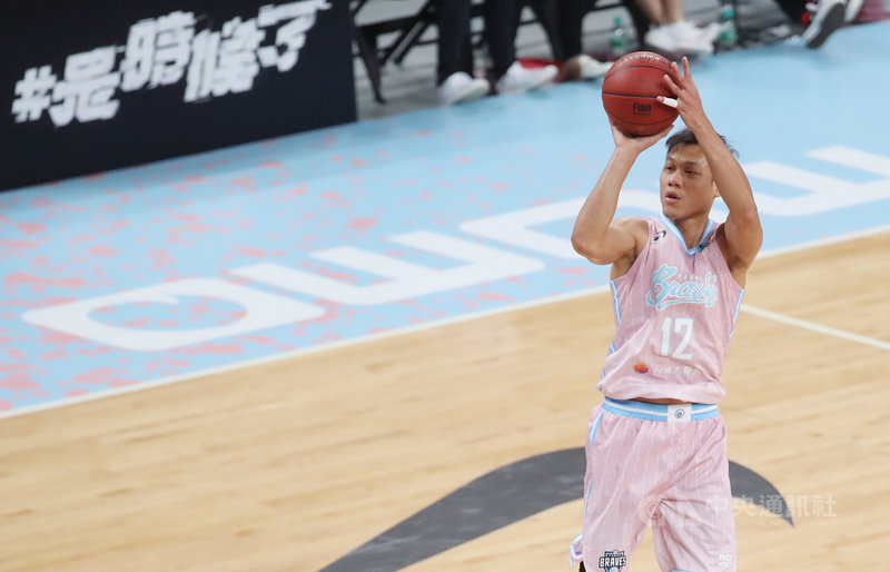 台灣職籃聯盟P. LEAGUE+ 台北富邦勇士隊6日晚間在例行賽中,以114比104擊敗福爾摩沙台新夢想家隊,其中林志傑拿下21分6籃板5助攻,助隊中止連敗。中央社記者張新偉攝 110年3月6日