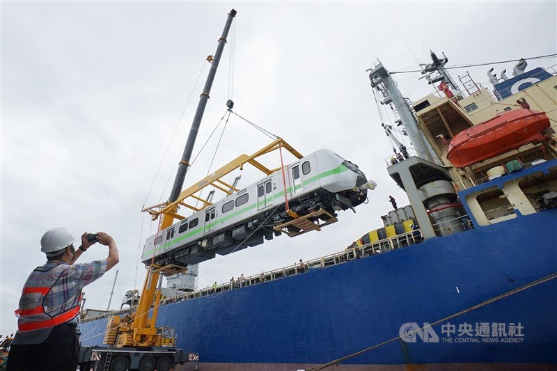台鐵「史上最美通勤列車」EMU900型電聯車,首批2列新車去年10月在花蓮港8號碼頭交車。中央社記者張祈攝 109年10月24日