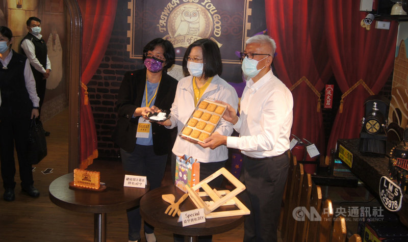 總統蔡英文(中)6日到台灣優格餅乾學院參觀餅乾知識館及餅乾生產線,並在餅乾模型上簽名留念。中央社記者吳哲豪彰化攝 110年3月6日