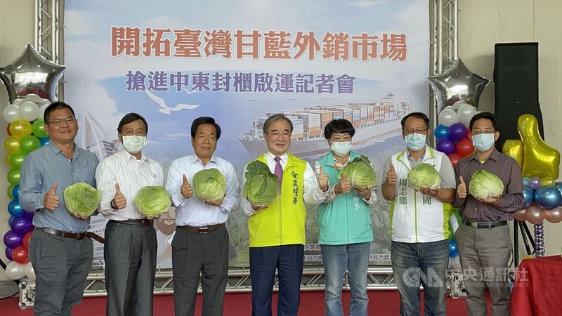 農糧署輔導雲林縣西螺產地農民、農民團體及西螺果菜市場配合貿易商加強海外拓銷,首次將初秋甘藍外銷杜拜。農糧署長胡忠一(中)6日指出,今年初受到連續寒流天候轉冷之賜,病蟲害減少,甘藍菜鮮甜味美,品質大幅提昇。中央社記者姜宜菁攝 110年3月6日