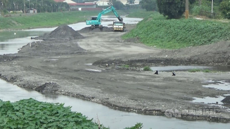 屏東縣民公園段河道109年清淤時,包商未將清出砂石級配料依約載運到上游的便道使用,涉販售牟利,保安警察第七總隊第八大隊指出,包商等7名犯嫌為謀私利,盜採砂石數量約300多噸。(保七總隊提供)中央社 110年3月6日