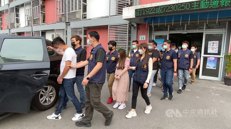 以黎姓男子為首的暴力犯罪集團,涉在高雄教唆手下討債強簽本票,還到被害人住處騷擾叫囂。黎男曾是網路直播主連千毅的手下,鳳山警分局4日逮11人送辦。(高市鳳山警分局提供)中央社記者洪學廣傳真 110年3月6日