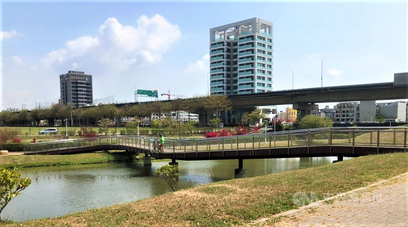 高雄市政府公開大林蒲遷村安置計畫書(草案)後,在地居民多關切自身適用的遷村方案,但也有部分人士拿紅毛港及桃園航空城遷村方式來比較。高市府6日指出,大林蒲是行政院考量當地特殊性,特以專案優惠補償條件推動遷村,「絕對優於紅毛港,也不比桃園航空城遜色」。圖為大林蒲遷村安置地現況。(高雄市政府提供)中央社 110年3月6日