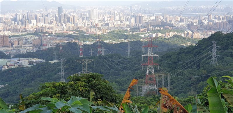 台電表示,為強化北部地區供電能力,歷經18年在地溝通及興建,終於完成第一超高壓輸電線路(超一路)「板橋~龍潭線」更新擴建工程,並於去年11月29日竣工送電。(台電提供)