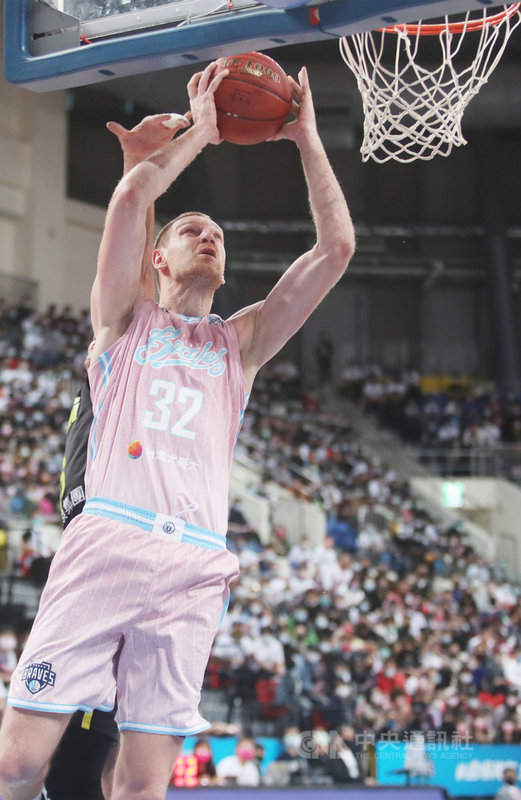 P. LEAGUE+ 聯盟台北富邦勇士隊6日晚間以114比104擊敗福爾摩沙台新夢想家隊,主場奪勝;洋將塞瑟夫(Ihor Zaytsev)全場拿下26分10籃板5助攻。中央社記者張新偉攝 110年3月6日