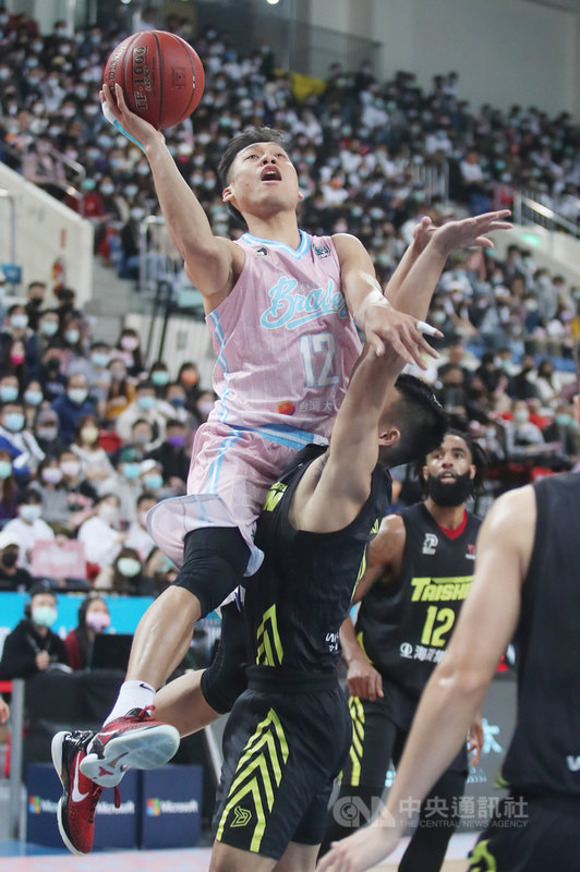 台灣職籃聯盟P. LEAGUE+(簡稱PLG)例行賽程持續展開,台北富邦勇士隊6日晚間在主場以114比104擊敗福爾摩沙台新夢想家隊,其中林志傑(左)貢獻ㄦ21分6籃板5助攻。中央社記者張新偉攝 110年3月6日
