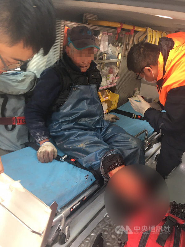馬祖北竿橋仔村一名80餘歲老翁5日為撿拾助聽器,不慎跌落山谷,所幸在當地軍民合作下順利獲救,老翁傷勢經送醫包紮後已無大礙。(馬祖居民提供)中央社記者邱筠馬祖傳真 110年3月6日