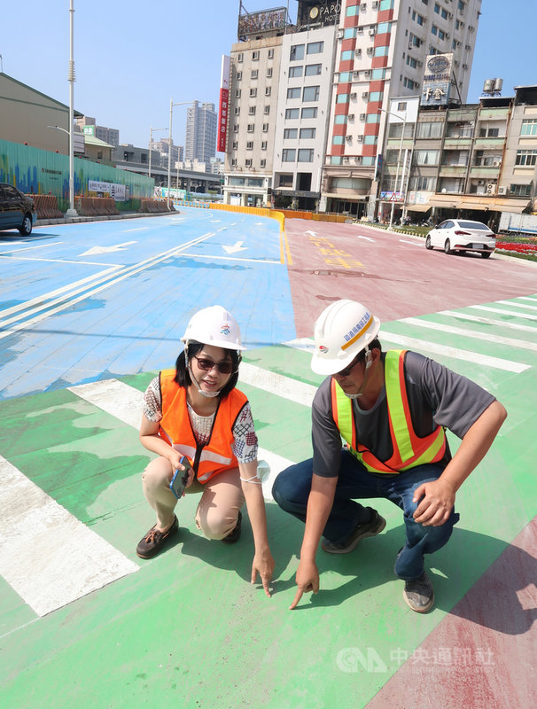 高雄市中博高架橋工程超前推進,已進入九如、建國及博愛路的刨鋪,高雄市政府交通局長張淑娟(左)6日會同鐵道局工程人員勘查道路標線及彩色路面鋪設,確認路面不打滑。中央社記者王淑芬攝 110年3月6日