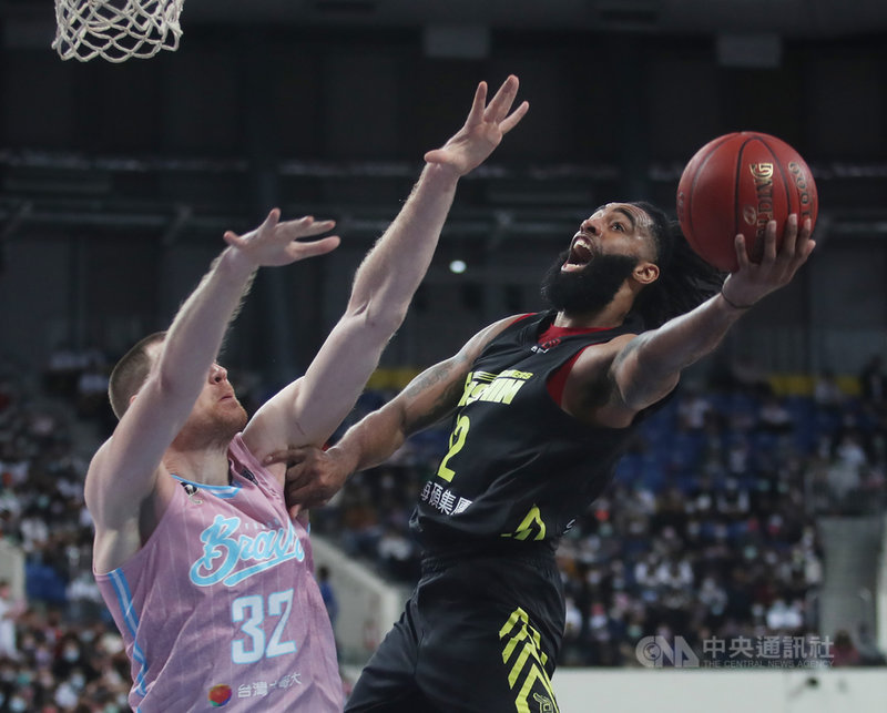 台灣職籃聯盟P. LEAGUE+(簡稱PLG)福爾摩沙台新夢想家隊6日作客台北和平籃球館,儘管洋將杰倫(Jerran Young)(右)攻下38分全場最高,但夢想家終場仍以104比114不敵台北富邦勇士隊。中央社記者張新偉攝 110年3月6日