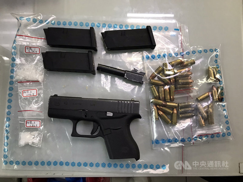 新北市板橋警方7日在台北市萬華追捕涉嫌持槍的陳姓男子,卻遭陳男開1槍拒捕,所幸警方及時閃避無人受傷,最後順利將陳男逮捕送辦,並查獲槍彈及毒品。(翻攝照片)中央社記者王鴻國傳真 110年3月7日