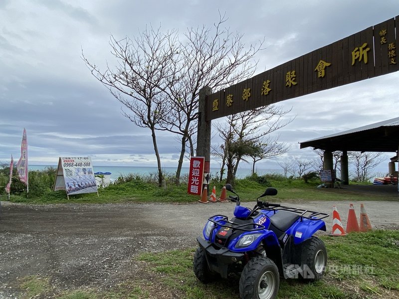 花蓮鹽寮海岸漂砂失衡,北側嚴重淤砂,意外造就一片沙灘,吸引沙灘車業者到此營業,還利用部落聚會所攬客,部分居民對此不滿。中央社記者李先鳳攝 110年3月7日