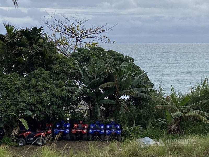 花蓮鹽寮海岸北側嚴重淤砂,意外造就一片沙灘地,吸引沙灘車業者到此營業,且以部落聚會所攬客,部分居民對此不滿,擔憂將要展開的捕魚祭沒有空間可使用。中央社記者李先鳳攝 110年3月7日