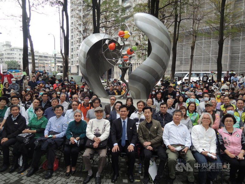 台中市新文化協會7日舉行2021紀念二七部隊活動,已滿百歲的部隊長鍾逸人(前左5)、交通部長林佳龍(前右5)、促轉會主委楊翠(前左2)及立委林昶佐(前右4)等人出席。中央社記者郝雪卿攝 110年3月7日