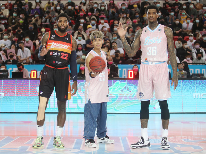 台灣職籃聯盟P. LEAGUE+(簡稱PLG)台北富邦勇士隊7 日在台北和平籃球館與新竹街口攻城獅隊交手,賽前邀請歌手「鼓鼓」呂思緯(中)擔任開球嘉賓。中央社記者張新偉攝 110年3月7日