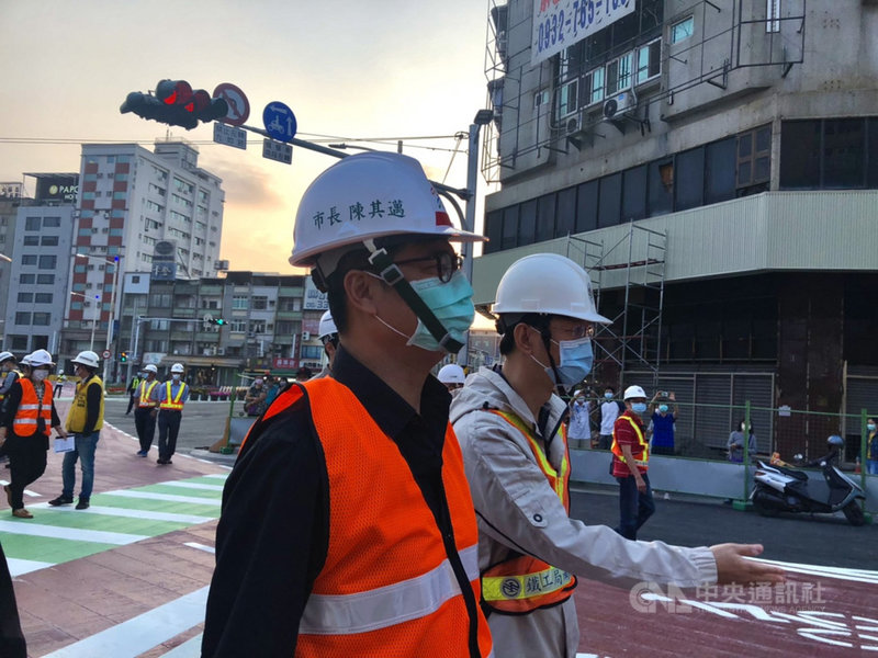 高雄市中博高架橋完成拆除,8日上午將通車,市長陳其邁(前)7日前往工地感謝工程團隊「9天拚兩月」,壓縮拆除南北引道施工期並迅速通車,也謝謝市民針對道路標線提供建議,市府將在通車前改善。中央社記者侯文婷攝 110年3月7日