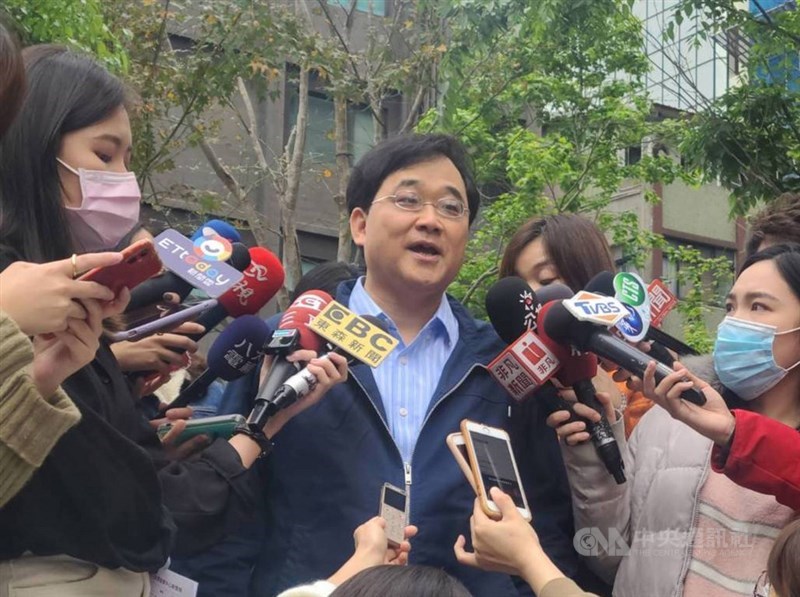 多年深耕帛琉國際醫療的新光醫院副院長洪子仁(中)7日表示,據了解,帛琉旅遊泡泡預計會採團進團出方式進行,旅客在台採檢確認陰性後,入境帛琉可能採抽驗或快篩方式,簡化流程。中央社記者張茗喧攝 110年3月7日