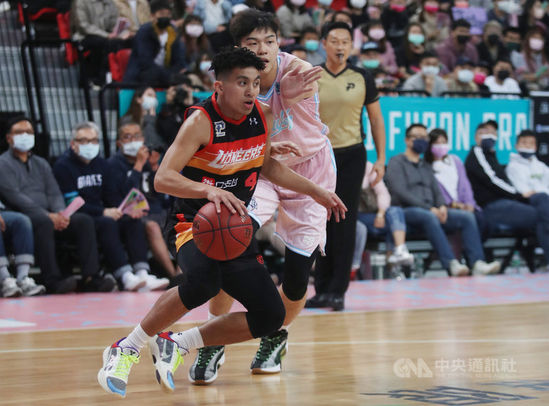 台灣職籃聯盟P. LEAGUE+(簡稱PLG)7日在台北和平籃球館進行台北富邦勇士隊與新竹街口攻城獅隊賽事,攻城獅高國豪(前左)強攻富邦禁區。中央社記者張新偉攝 110年3月7日