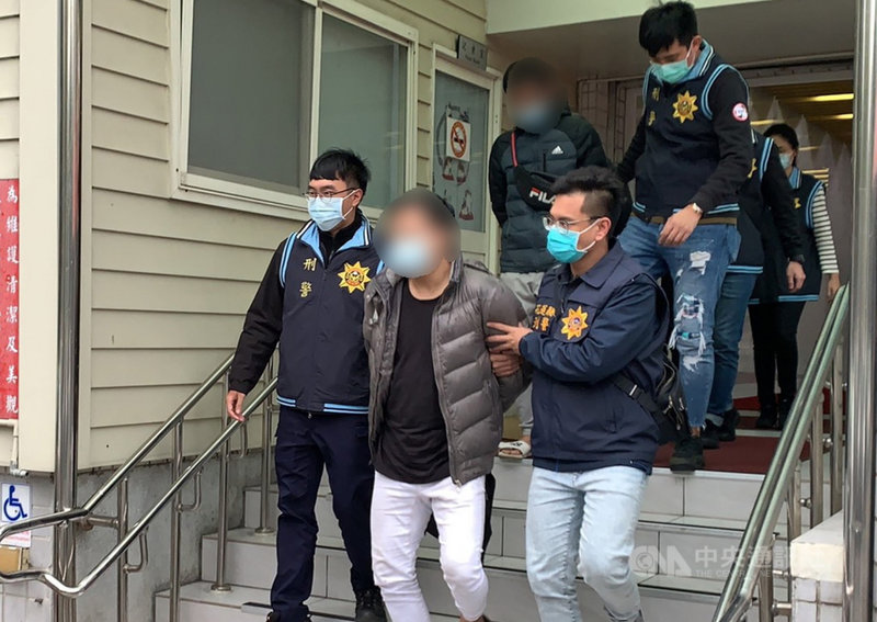 新莊分局等單位日前聯合攻堅,逮獲槍械改造集團成員4人,並查獲大批改造槍械半成品及毒品。(翻攝照片)中央社記者王鴻國傳真 110年3月7日