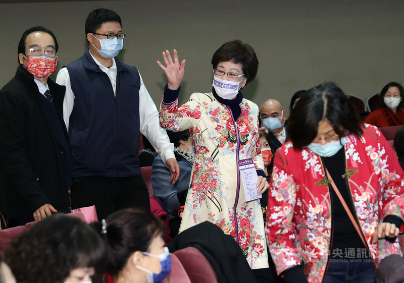 前副總統呂秀蓮(前右2)7日在台北國際會議中心,出席2021婦女和平論壇,入場時向來賓揮手致意。中央社記者鄭傑文攝 110年3月7日