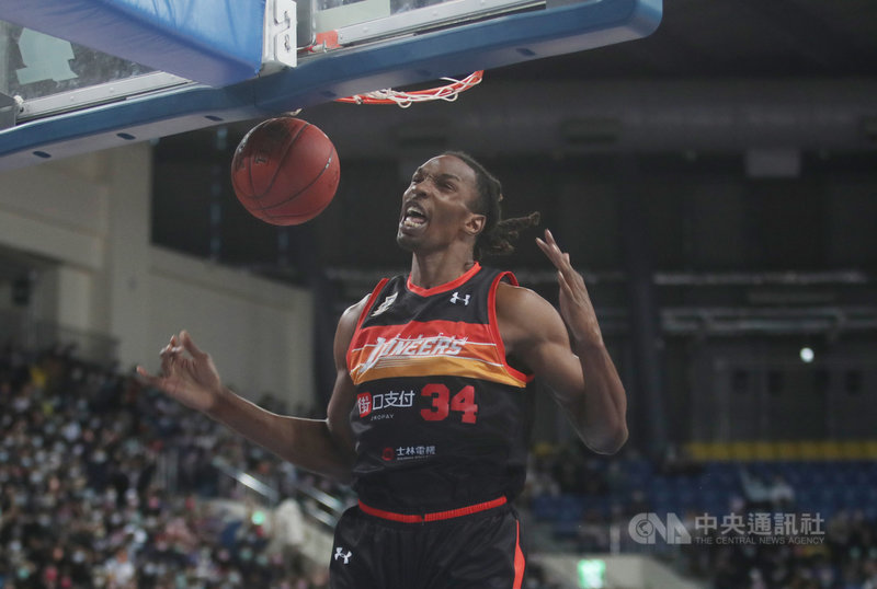台灣職籃聯盟P. LEAGUE+(簡稱PLG)7日在台北和平籃球館進行台北富邦勇士隊與新竹街口攻城獅隊賽事,攻城獅洋將塔壁(Hasheem Thabeet)灌籃得分。中央社記者張新偉攝 110年3月7日