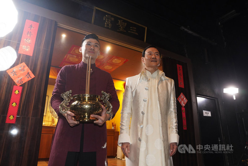 當代傳奇劇場藝術總監吳興國(右)7日在台灣戲曲中心的三聖宮,以古禮收朱柏澄(左)為徒,吳興國期勉朱柏澄勤誠苦練,持續超越。中央社記者徐肇昌攝 110年3月7日