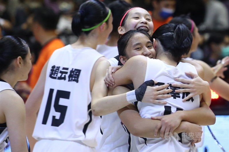 109學年度高中籃球聯賽(HBL)女子組冠軍戰7日在台北小巨蛋舉行,淡水商工終場以76比51擊敗永仁高中奪冠,完成2連霸。球員們開心在場中擁抱慶祝。中央社記者王騰毅攝 110年3月7日