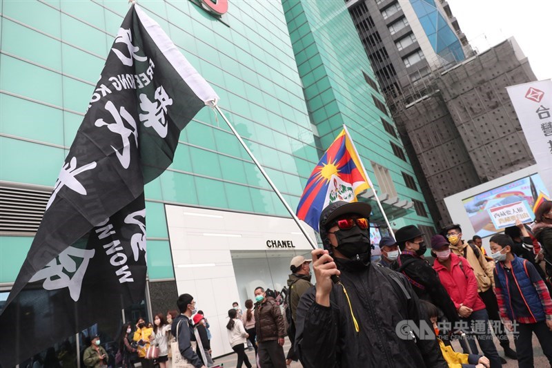 在台藏人福利協會、西藏台灣人權連線、台灣國會西藏連線等民間團體7日下午在台北舉行「協議血淚70年:310西藏抗暴日62週年大遊行」,有民眾身穿黑衣高舉「光復香港 時代革命」大旗到場參與。中央社記者吳家昇攝 110年3月7日