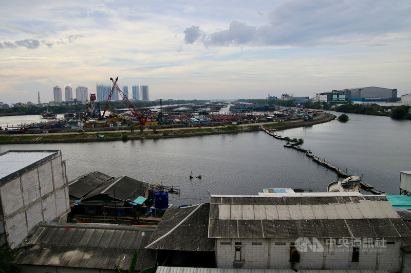 印尼政府近年推動在雅加達灣的外海興建雅加達巨大海牆,以保護雅加達免於被海水入侵,這項工程引起許多質疑,圖攝於2月23日。中央社記者石秀娟雅加達攝 110年3月7日