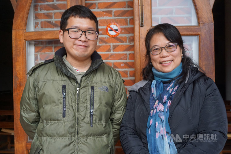 金門縣正義國小校長許瑞芬(右)志在發展管樂特色學校,邀請金門縣野生救援暨保育協會獸醫師王鈺明(左)前來指導學童吹奏豎笛。中央社記者黃慧敏攝 110年3月7日