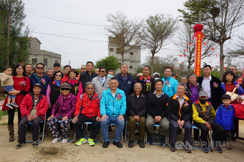 金門縣金沙鎮后水頭村人口嚴重流失,又少子化,高齡人口和獨居老人持續增加,活動中心新建工程7日動土。縣長楊鎮浯(前左4)盼讓長者得到更好照顧。中央社記者黃慧敏攝 110年3月7日