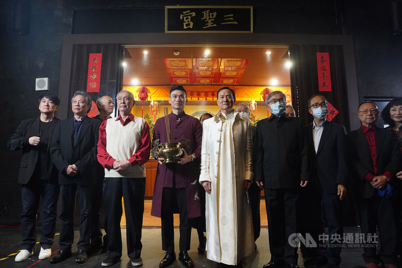 當代傳奇劇場藝術總監吳興國(前左5)7日在台灣戲曲中心的三聖宮,遵循古禮收朱柏澄(前左4)為徒,眾多藝文界人士到場見證。中央社記者徐肇昌攝 110年3月7日