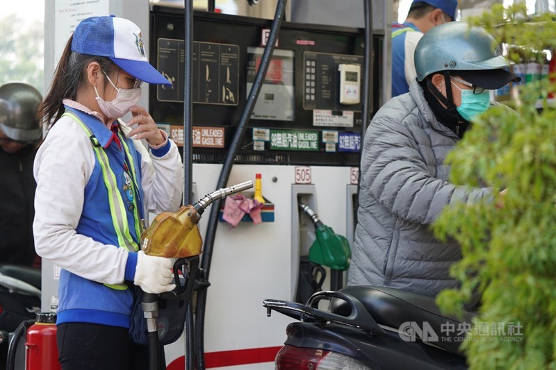 中油宣布,8日凌晨零時起,汽、柴油價格各調漲新台幣0.1元。(中央社檔案照片)