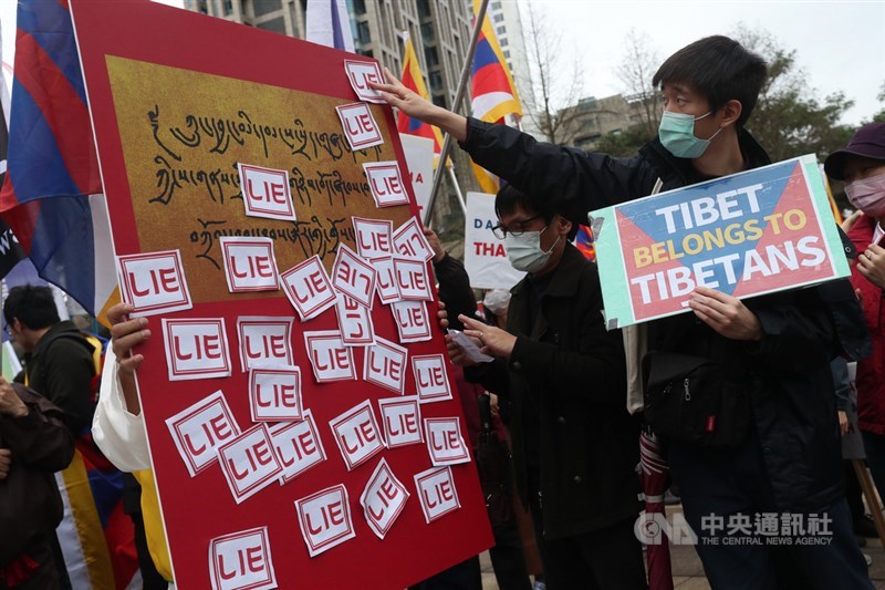 在台藏人福利協會、西藏台灣人權連線、台灣國會西藏連線等民間團體7日下午在台北舉行「協議血淚70年:310西藏抗暴日62週年大遊行」,民團在中國銀行外上演行動劇表達立場。中央社記者吳家昇攝 110年3月7日