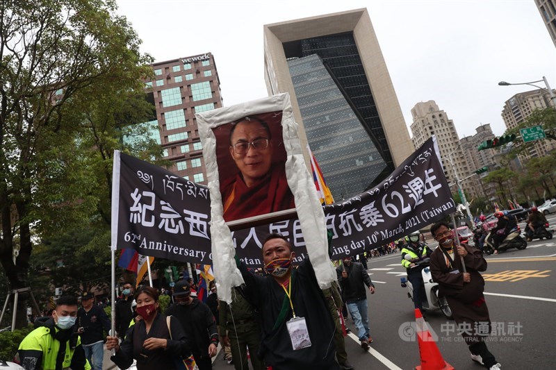 在台藏人福利協會、西藏台灣人權連線、台灣國會西藏連線等民間團體7日下午在台北舉行「協議血淚70年:310西藏抗暴日62週年大遊行」,民團高舉西藏精神領袖達賴喇嘛的照片參與遊行。中央社記者吳家昇攝 110年3月7日