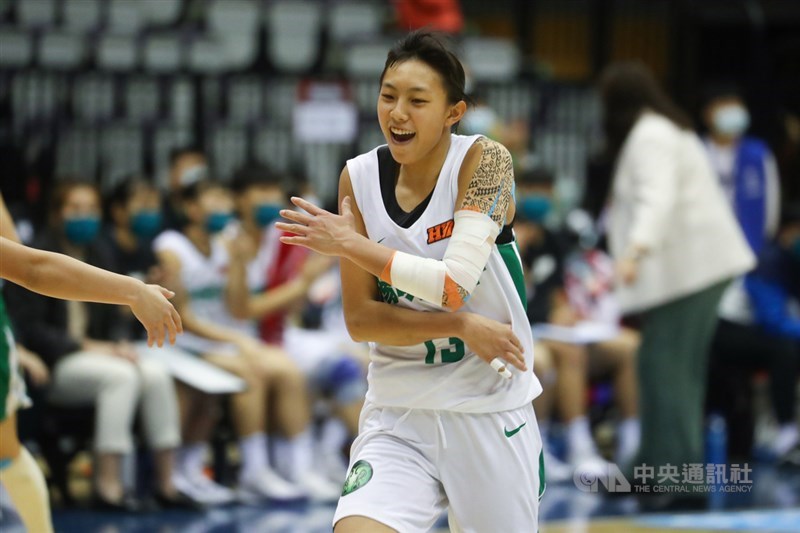 陽明高中超級新人張聿嵐(前)7日在HBL女子組季軍戰最後關頭挺身而出,率隊終場以68比66險勝北一女中。中央社記者王騰毅攝 110年3月7日