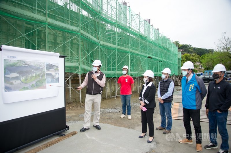 宜蘭縣政府辦理「員山福園第3期納骨樓暨牌位區興建工程」,預計111年3月底完工後,可提供3萬4000個納骨櫃位,縣長林姿妙(右4)7日前往視察。(宜蘭縣政府提供)中央社記者王朝鈺傳真 110年3月7日