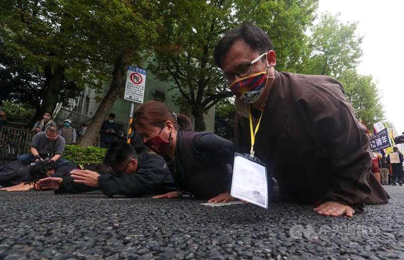 在台藏人福利協會、西藏台灣人權連線、台灣國會西藏連線等民團7日下午在台北舉行「協議血淚70年:310西藏抗暴日62週年大遊行」,民團在國父紀念館外以藏禮跪拜悼念犧牲的藏民。中央社記者吳家昇攝 110年3月7日